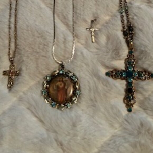 Lot of Vintage Crosses/Religious Necklace - Picture 2 of 3